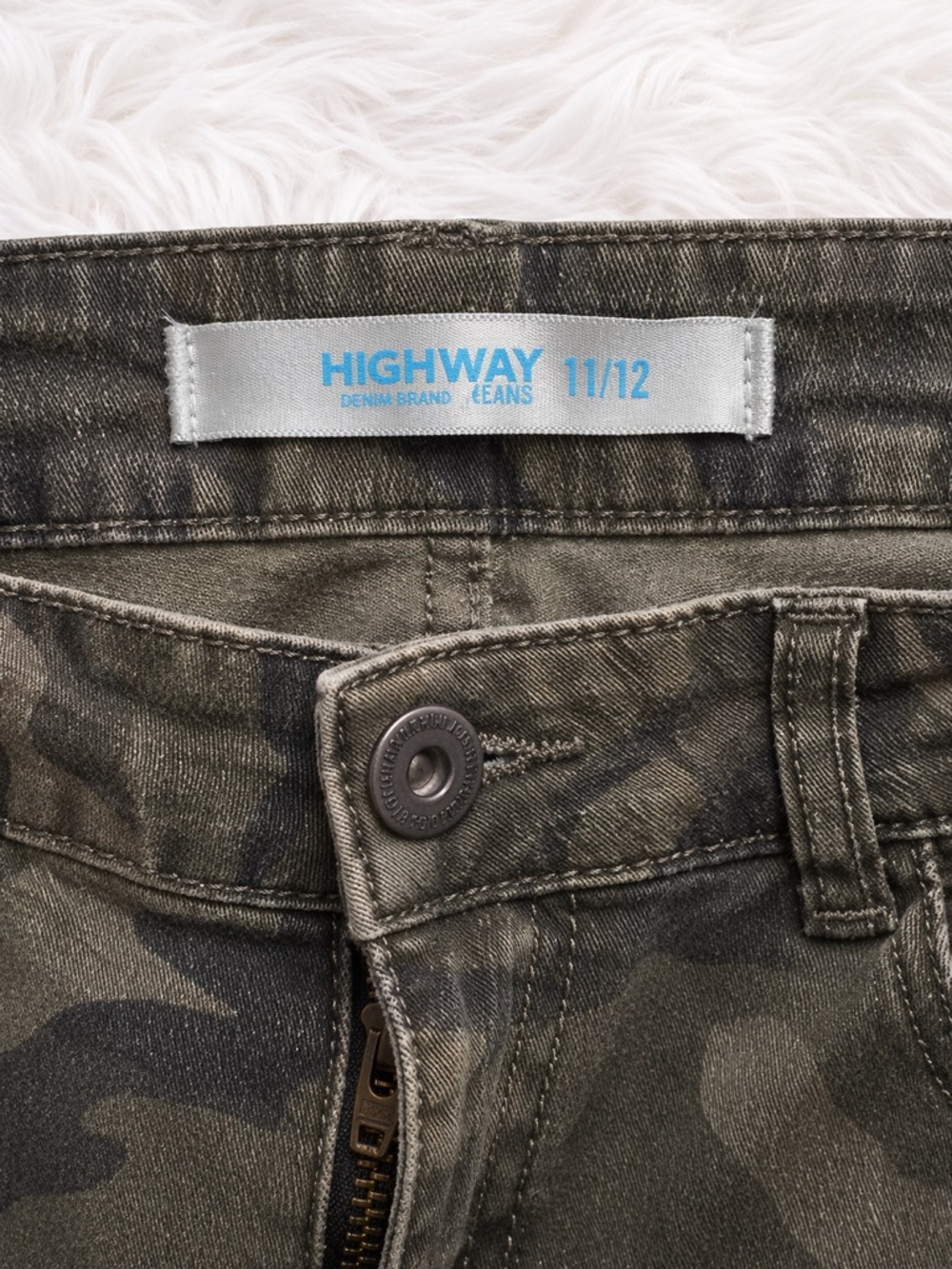 Highway Camo Skinny Jeans Women’s Size 11/12 Distressed Knee Mid Rise Trendy - Picture 2 of 3